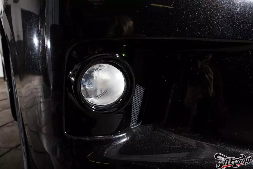 Lexus LX570. Окрас масок фар и рамок ПТФ в черный глянец.